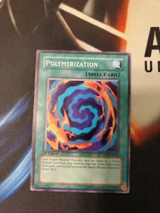 Yu-Gi-Oh! Polymerisation DLG1/SDJ/DB1/DP1 Common 1st Ed (6/14) LP-MP - Bild 1 von 2