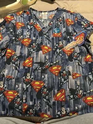 Blusa Médica Tooniforms Para Hombre XL Superman Manga Corta Bolsillos Azul DC Comics Nueva con Etiquetas Foto 1 de 3