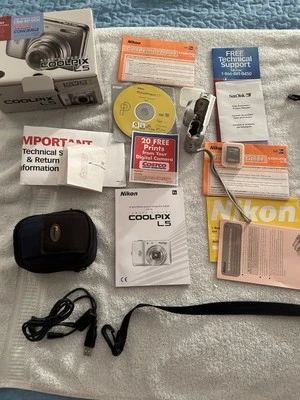 NIKON Coolpix L5 Digital Camera with Cord, 2GB, & Box - Image 1 of 4