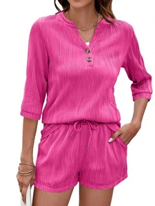 Conjunto de dos piezas texturizadas para mujer con blusa abotonada y pantalones cortos con cordón - Imagen 1 de 28