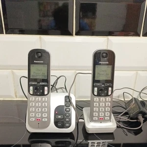 Panasonic KX-TGC220E Zestaw telefonów bezprzewodowych 2 X Słuchawki Wszystkie kable - Zdjęcie 1 z 4