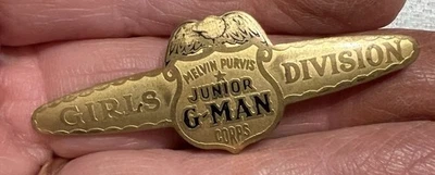 复古 MELVIN PURVIS JUNIOR G-MAN CORPS 女孩分体收音机高级别针 2-1/8 — 第 1/2 张图片