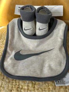 Nike 2-Piece Baby Set Bib & Booties NEW 0-6 Months Heather Gray - Picture 1 of 3