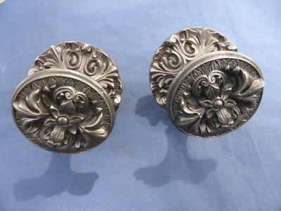 2 Grosses poignées Dia. 9 cm rondes fixes Rosaces Fonte décoré Porte ancienne - Photo 1/4