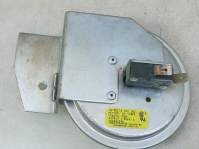 Carrier Bryant TRIDELTA FS6675-1320 Pressure Switch HK06WC076 - Image 1 of 4