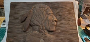 Testa americana nativa in legno intagliato a mano con inserto nichel bufalo 1930 da appendere a parete - Foto 1 di 13