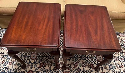 Par de mesas auxiliares Henkel Harris de caoba maciza con tapas de vidrio personalizadas Foto 1 de 4