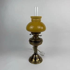 Lámpara de aceite dúplex vintage y chimenea de vidrio con pantalla ámbar 22" de alto - convertida - Imagen 1 de 7