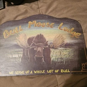 Bull Moose Lodge" y "Servimos un montón de toros." El letrero cuenta con un... - Imagen 1 de 2
