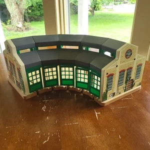 THOMAS The TRAIN Wooden Railway Tidmouth Sheds Roundhouse Learning Curve - Picture 1 of 8