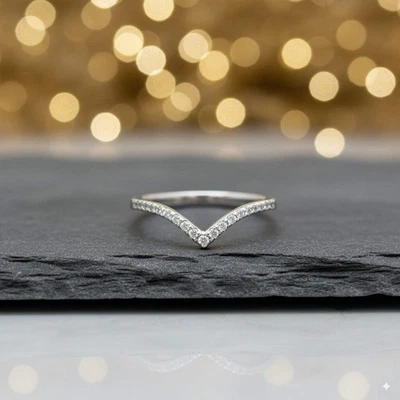 Anillo de oro blanco de 14 quilates Chevron banda de diamantes naturales 0,14 quilates talla 7 Foto 1 de 3