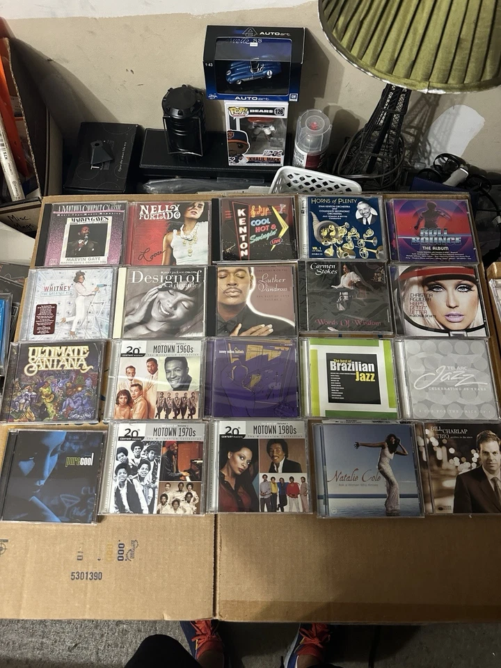 Lot of 20 Pop R&B Jazz Motown CDWhitney, Luther Vandross, Santana, Nelly Furtado Foto 1 de 4