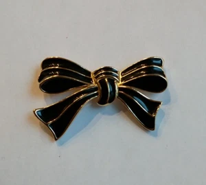 Vintage Signed Trifari Gold Tone Black Enameled Bow Brooch Pin - Picture 1 of 3