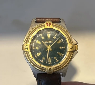 Reloj Guess Mujer De Colección Tono Dorado Esfera Verde Correa Cuero 1996 Foto 1 de 4