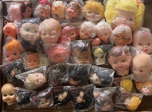 Vintage Puppenköpfe Lot 30+ Kunststoff Gesichtsmasken Puppenherstellung Collage Feiertage die meisten neu in Verpackung - Bild 1 von 11