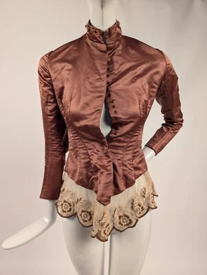 CUERPO TRASERO VICTORIANO DEL SIGLO XIX MARRÓN SEDA BULLICIO CON RED EMBR ENCAJE RECORTADO PARTE INFERIOR Foto 1 de 4