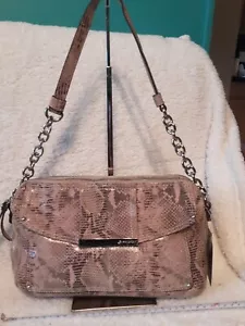 B Makowsky beige hellbraun Schlangenmuster Leder Schultertasche mit Kettengliedern Riemen Neu mit Etikett - Bild 1 von 12