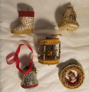 Vintage Push Pin Bead Sequin Santa On Wreath Christmas Bell Ornaments - MCM - Picture 1 of 9