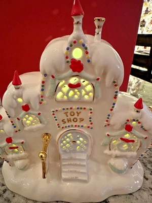 Tienda de juguetes Lenox 750114 Whoville 6,75 pulgadas Estatuilla iluminada decoración de Navidad y vacaciones Foto 1 de 4