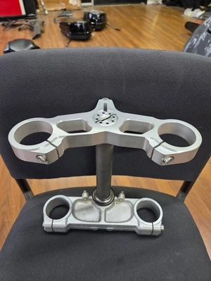 Оригинальный комплект зажимов для крепления штока рулевого управления Ducati 749 999 верхний и нижний тройной дерево - Изображение 1 из 4