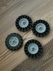 Lotto 4 Pneumatici Vintage K'Nex GRANDI ~Cerchi Knex 3,5" Grigio Argento ~ Ricambi - Foto 1 di 3