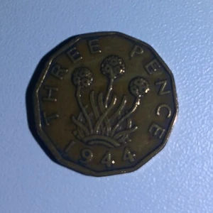 1944 BRASS RARE GEORGE VI THREE PENCE COIN ENGLISH CURRENCY - Picture 1 of 2