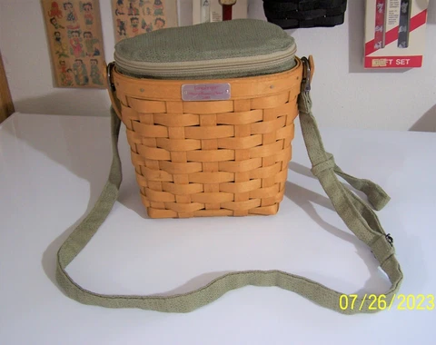 2005 LONGABERGER WOVEN MEMORIES BASKET W/LINER, PROTECTOR Cover