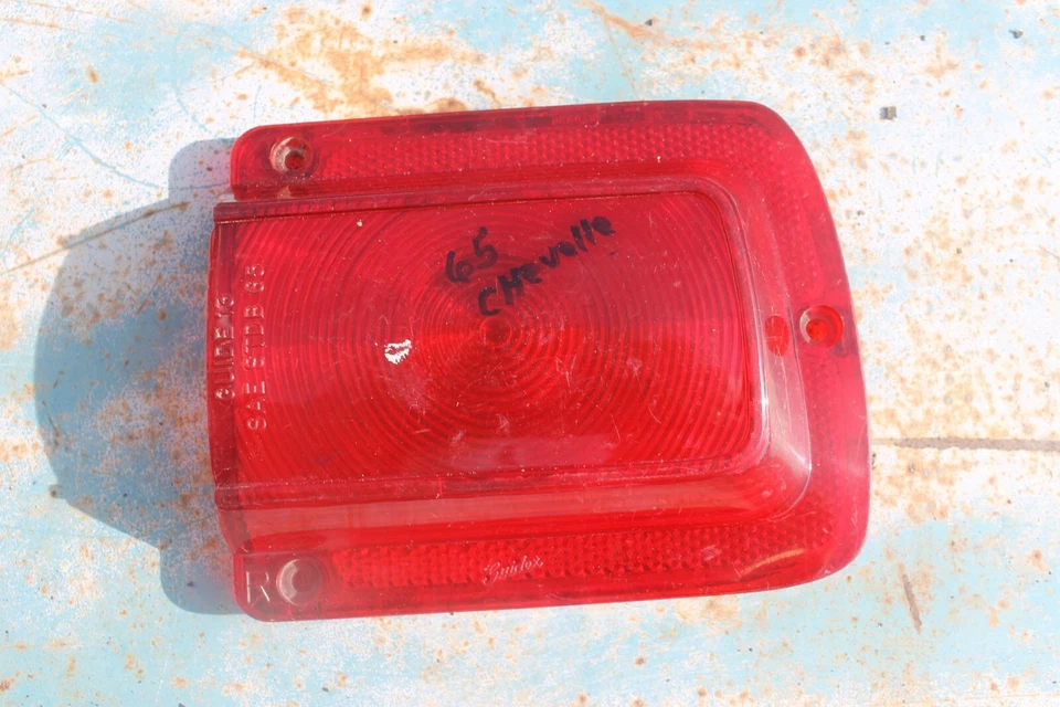 Chevy Cheville 1965 NOS lente de luz trasera derecha, este es el lado derecho, muy brillante Foto 1 de 1