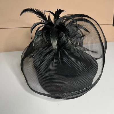 Sombrero Fascinador Negro Años 70 60 Vintage Milan por Charm Base Fieltro Malla Borde Pluma Foto 1 de 4