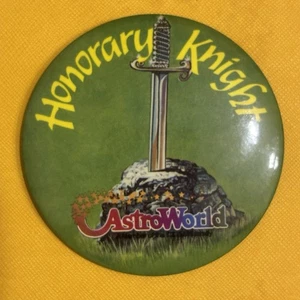 SPILLA VINTAGE anni 80 AstroWorld 3,5” Nottingham Village “CAVALIERE” PINBACK ThemePark RARA - Foto 1 di 5