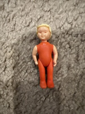 Kinder Sorpresa Bebés Niños En Traje Informal Rojo/Naranja Cabello Rubio 1984 #784 Foto 1 de 2