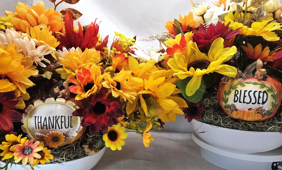 Centros de mesa florales vivos de otoño: calabazas con hojas agradecidas/benditas y brillantes Foto 1 de 4