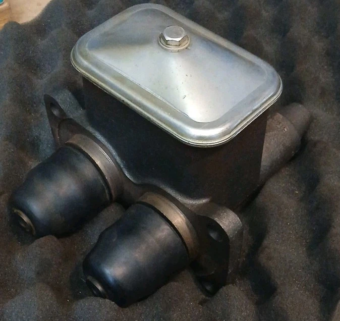 Cilindro maestro de doble puerto NOS International - años 60 International 900, 1000, C/D Foto 1 de 4