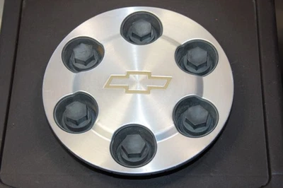 04-07 Chevy Avalanche Silverado Suburban Tahoe 17" wheel center cap 9594520 - Image 1 of 4