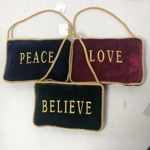 Cuscini Peace, Believe, Love Tre (3) piccoli cuscini morbidi con corde dorate - Foto 1 di 6
