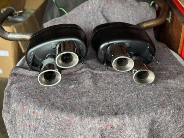 Caixa traseira e pontas de escape duplo Lexus RC F RCF 5.0 v8 - Imagem 1 de 4