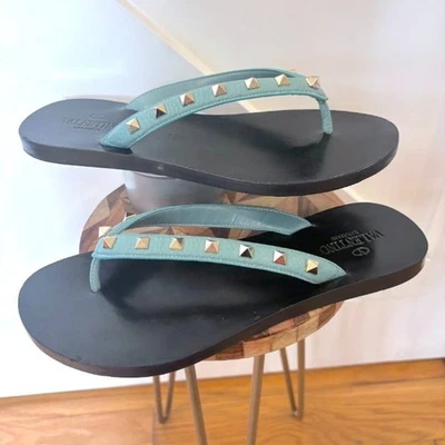 Sandalias de Tanga Valentino Garavani Rockstud Cuero Azul Polvoriento Plata y Negro Foto 1 de 4