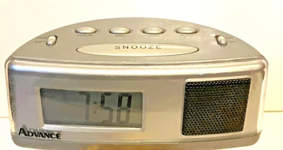 Relógio despertador digital ADVANCE operado por bateria funciona bem prata semicírculo 5"W - Imagem 1 de 4