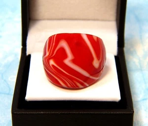 ¡Fans de los Chiefs! Anillo de vidrio soplado a mano único - rojo con remolino naranja y blanco talla 5,5 - Imagen 1 de 3