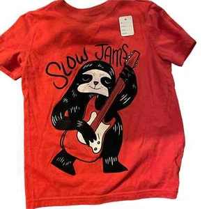 RED SHORT SLEEVE KIDS TSHIRT WORDS SLOW JAM PICTURE OF SLOTH PLAYING GUITAR - Picture 1 of 1