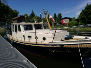 Kleine Motor-Yacht für 2, 11m L, 3,60m B, 3,20m H, Tiefgang 0,90m - Bild 1 von 19