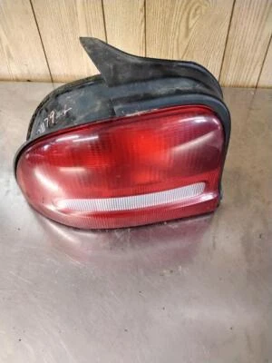 Conjunto de luz trasera izquierda Dodge Neon 1995-1999 Foto 1 de 2
