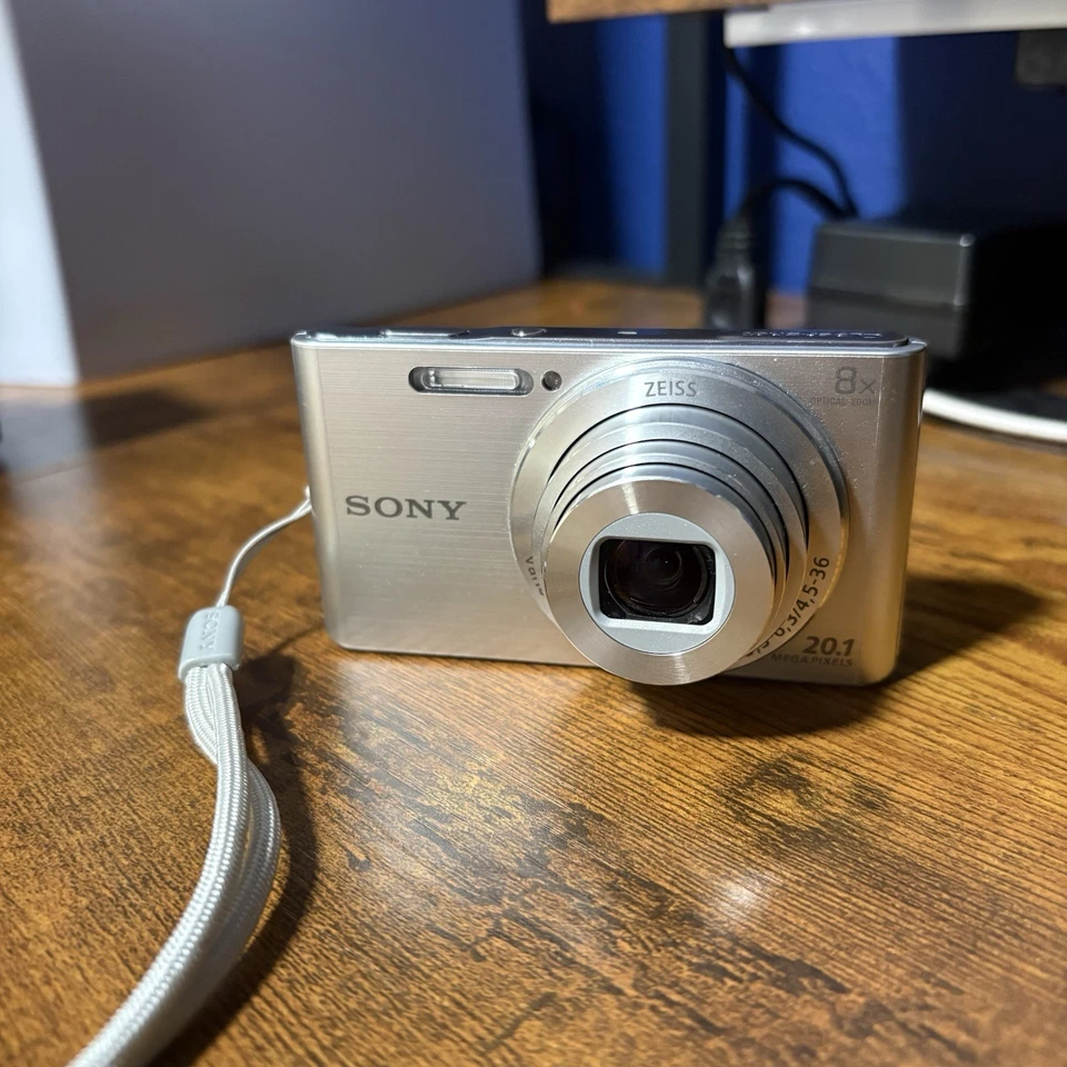 Sony DSC-W830 Cyber-Shot 20.1MP 8x zoom Digital Camera Silver - Image 1 of 4