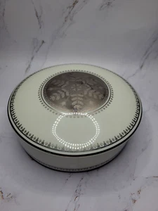 Mikasa NEW Fine China Trinket/Candy Box, White/Silver/ White Christmas Snowflake - Picture 1 of 8