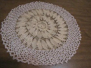 HÄKELDECKCHEN BEIGE & ROSA RUND 15 ZOLL - Bild 1 von 2