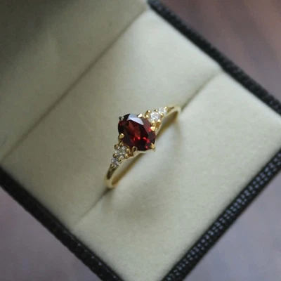 Anillo de compromiso redondo rojo creado en laboratorio de plata de ley 925 con zafiro Foto 1 de 4