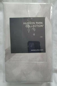 Cuscino Hudson Park Collection Linea Geo STANDARD finta bianco argento grigio prezzo al pubblico $130 - Foto 1 di 5