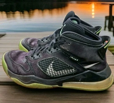 Zapatillas deportivas bajas Air Jordan Mars 270 para hombre talla 8,5 EE. UU. negras doradas usadas en excelente estado Foto 1 de 4