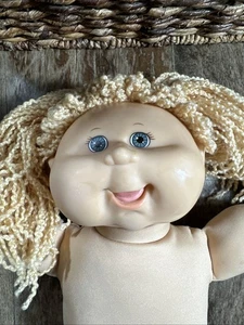 Play Along Cabbage Patch Puppe Mädchen - blonde Schnurhaare / blaue Augen offener Mund - Bild 1 von 9