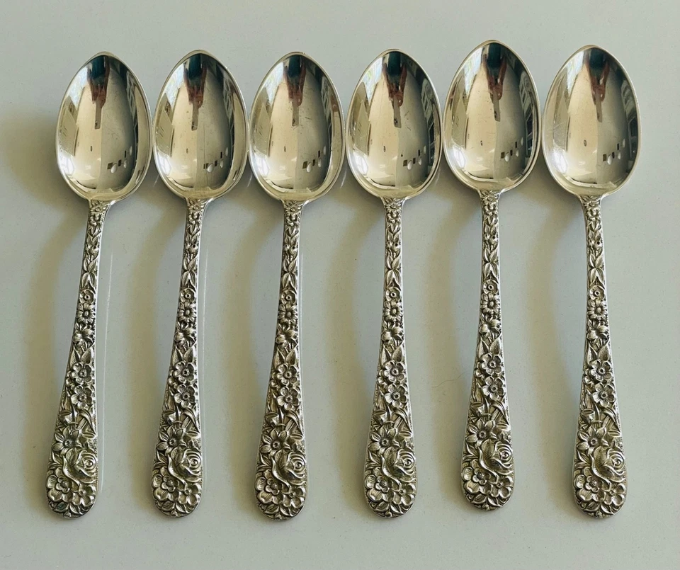 JUEGO DE 6 CUCHARAS DEMITASSE DE PLATA ESTERLINA KIRK & SON REPOUSSE 4 3/8" CON MONOGRAMA Foto 1 de 4